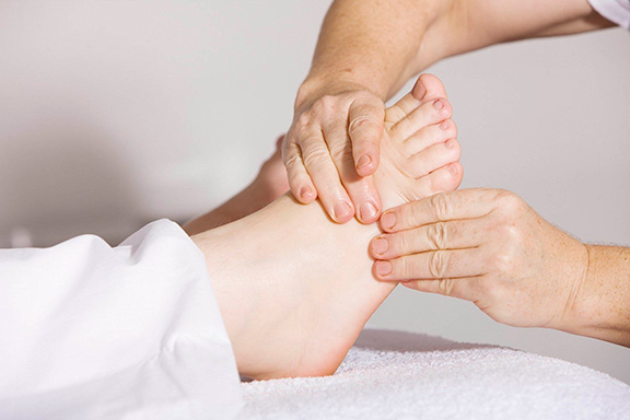 Imagen de masaje de pies para tratar diferentes dolencias.